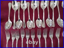 1 ménagère 25 couverts en métal argenté ercuis modèle Dampierre 1 ménagère 25 couverts en métal argenté ercuis modèle Dampierre