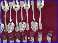 1 ménagère 25 couverts en métal argenté ercuis modèle Dampierre 1 ménagère 25 couverts en métal argenté ercuis modèle Dampierre