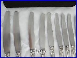 12 COUTEAUX DE TABLE EN METAL ARGENTE MODELE PROCHE MARLY 12 Dinner knives