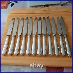 12 grands couteaux de table en métal argenté CHRISTOFLE modèle BERAIN avant 1935