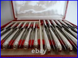 24 couteaux CHRISTOFLE modele coquille VENDOME métal argenté 24,5 cm et 20 cm 24 couteaux CHRISTOFLE modele coquille VENDOME métal argenté 24,5 cm et 20 cm