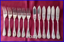 6 couteaux et 6 fourchettes à poisson en métal argenté Christofle modèle Rubans 6 couteaux et 6 fourchettes à poisson en métal argenté Christofle modèle Rubans