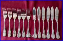 6 couteaux et 6 fourchettes à poisson en métal argenté Christofle modèle Rubans 6 couteaux et 6 fourchettes à poisson en métal argenté Christofle modèle Rubans