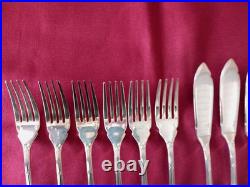 6 couteaux et 6 fourchettes à poisson en métal argenté Christofle modèle Rubans 6 couteaux et 6 fourchettes à poisson en métal argenté Christofle modèle Rubans