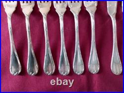 6 couteaux et 6 fourchettes à poisson en métal argenté Christofle modèle Rubans 6 couteaux et 6 fourchettes à poisson en métal argenté Christofle modèle Rubans