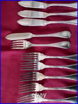 6 couteaux et 6 fourchettes à poisson en métal argenté Christofle modèle Rubans 6 couteaux et 6 fourchettes à poisson en métal argenté Christofle modèle Rubans