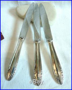 Belle série de 12 couteaux de table en métal argenté modèle moderne