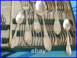 Boulenger ménagère 37 pièces en métal argenté très beau modèle bon état coffret Boulenger ménagère 37 pièces en métal argenté très beau modèle bon état coffret