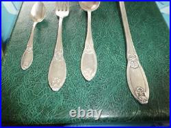 Boulenger ménagère 37 pièces en métal argenté très beau modèle bon état coffret Boulenger ménagère 37 pièces en métal argenté très beau modèle bon état coffret