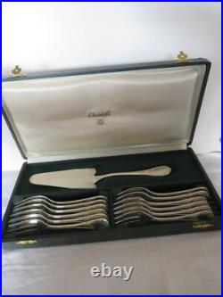 Christofle 12 fourchettes à gateaux + pelle à tarte en métal argenté model marly Christofle 12 fourchettes à gateaux + pelle à tarte en métal argenté model marly