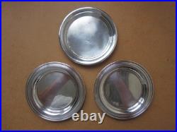 Christofle, trois dessous de bouteille en métal argenté 2 modèles Albi 1 Uniplat Christofle, trois dessous de bouteille en métal argenté 2 modèles Albi 1 Uniplat