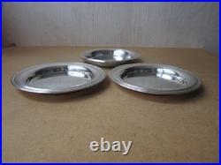 Christofle, trois dessous de bouteille en métal argenté 2 modèles Albi 1 Uniplat Christofle, trois dessous de bouteille en métal argenté 2 modèles Albi 1 Uniplat
