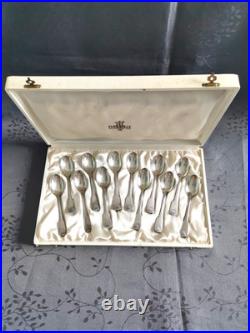 Coffret de 12 petites cuillères en métal argenté modèle coquille Orbrille