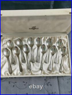 Coffret de 12 petites cuillères en métal argenté modèle coquille Orbrille