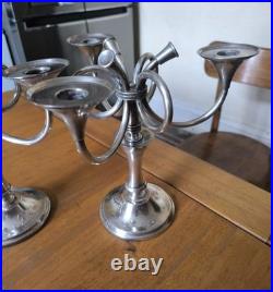 Ercuis paire de chandelier modèle Cheverny métal argenté décor au cors de chasse