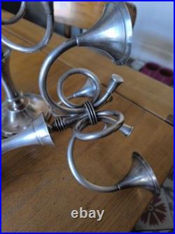 Ercuis paire de chandelier modèle Cheverny métal argenté décor au cors de chasse