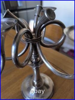 Ercuis paire de chandelier modèle Cheverny métal argenté décor au cors de chasse