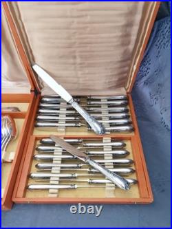 Grande Ménagère Liberty en métal argenté avec couteaux 61 pièces modèle Louis XV