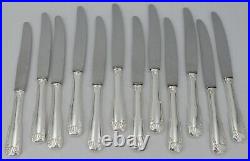 LCF modèle Coquille, 12 couteaux de table en métal argenté, excellent état