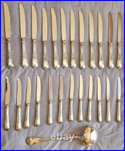 MANULOR Ménagère 61 pièces en métal argenté modèle Régence dont 24 couteaux