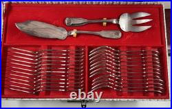 Ménagère 111 couverts de table Cailar Bayard, Métal argenté modèle coquille