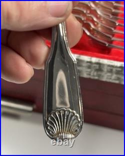 Ménagère 111 couverts de table Cailar Bayard, Métal argenté modèle coquille