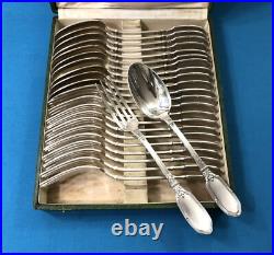 Ménagère 24 couverts RAVINET & Cie métal argenté Modèle RUBANS ACANTHE table