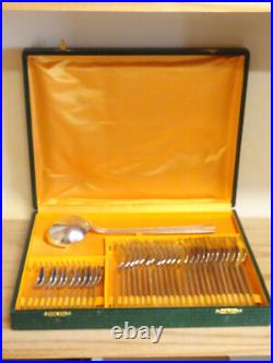 Ménagère CHRISTOFLE en métal argenté. 37 couverts. Modèle Ondulation, par Luc Lanel