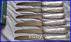 Orfèvrerie EB 12 couteaux de table modèle feuillagé métal argenté & lames inox