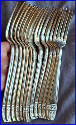POT 12 fourchettes de table en métal argenté modèle art déco Grand Prix