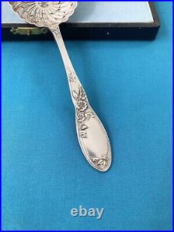 Saupoudreuse BOULENGER modèle ÉGLANTINES métal argenté ART NOUVEAU 17,5 cm