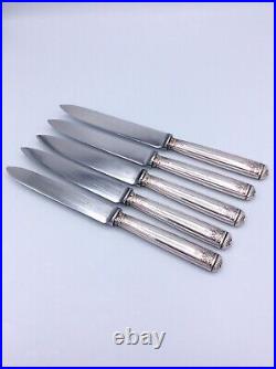 Série de cinq couteaux de table en métal argenté Christofle modèle Malmaison