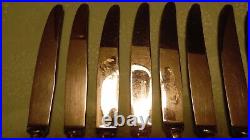 Service de 12 de table couteaux en métal argenté Ercuis modèle Trianon en écrin